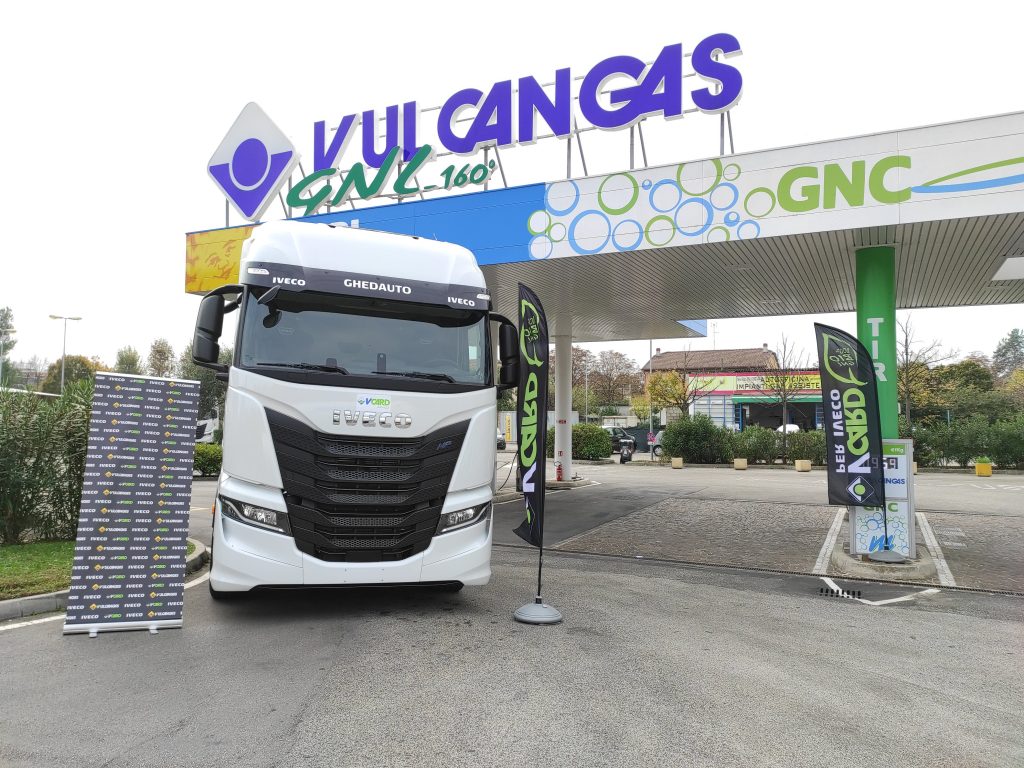 Il camion Iveco è pronto per ripartire dopo il rifornimento di bio-GNL